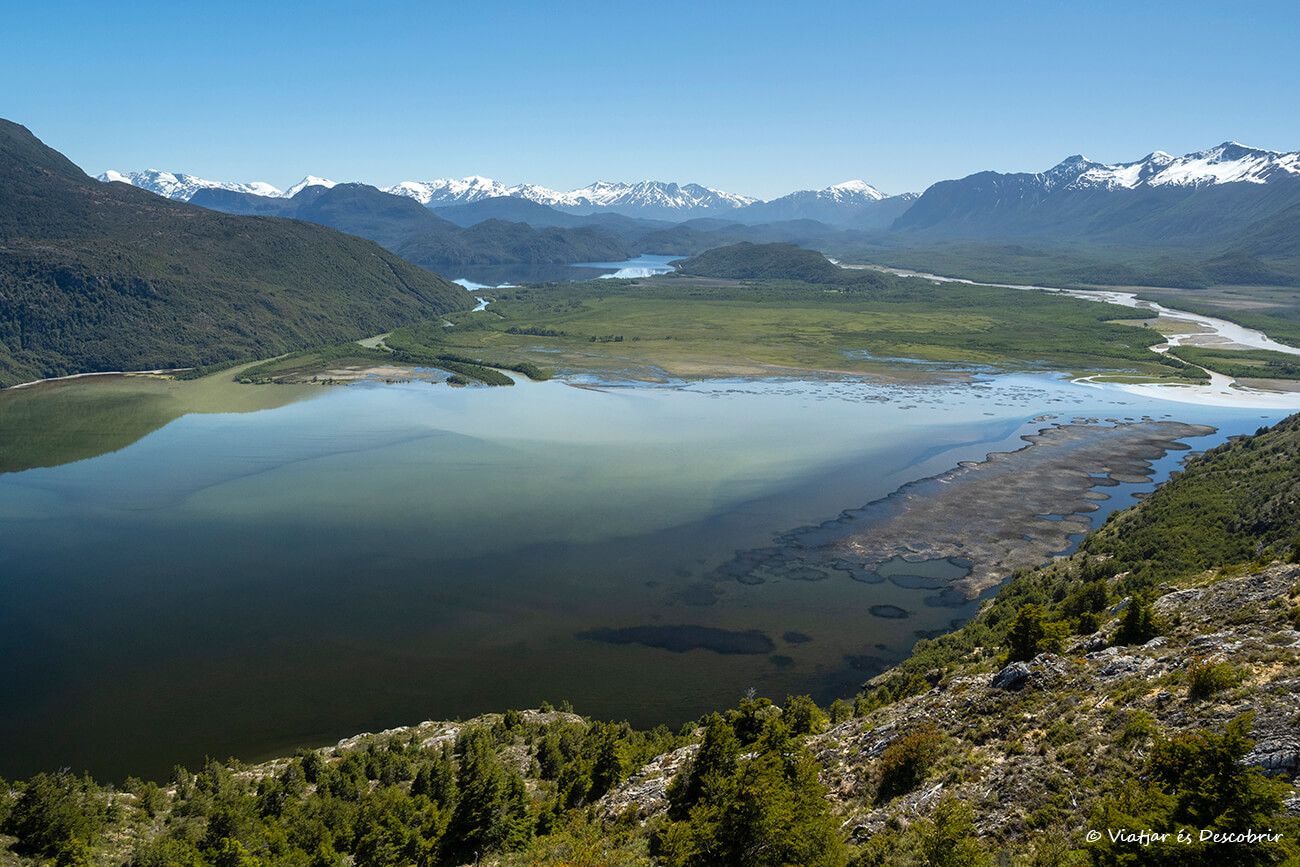gran lago en Villa O'Higgins donde hay un gran número de rutas de senderismo durante el verano
