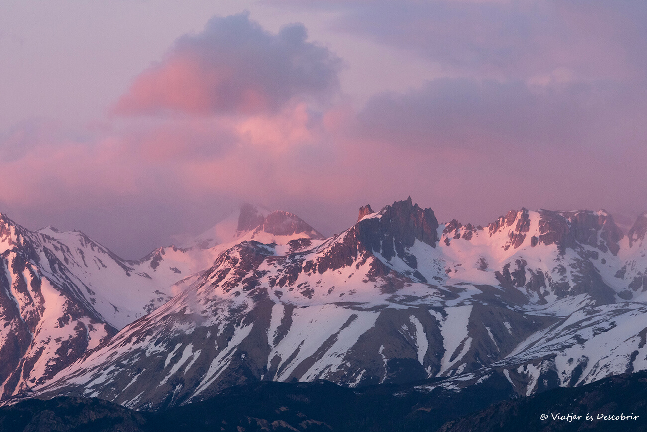 puesta de sol de colores rosados iluminando las montañas del Cerro Castillo, uno de los paisajes más bonitos que ver en la Patagonia chilena
