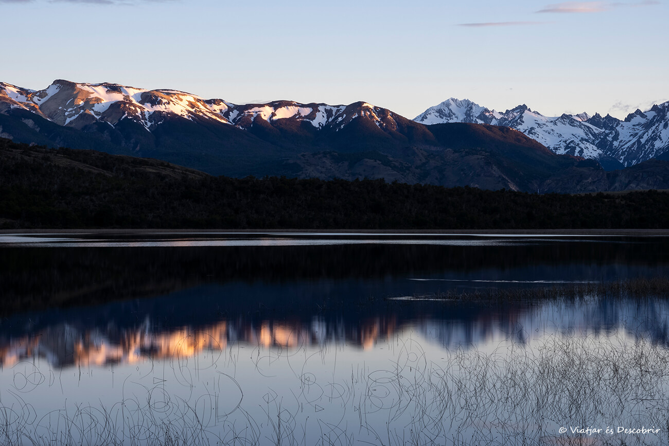 montañas nevadas y reflejos en un lago del Parque Nacional Patagonia en la Carretera Austral