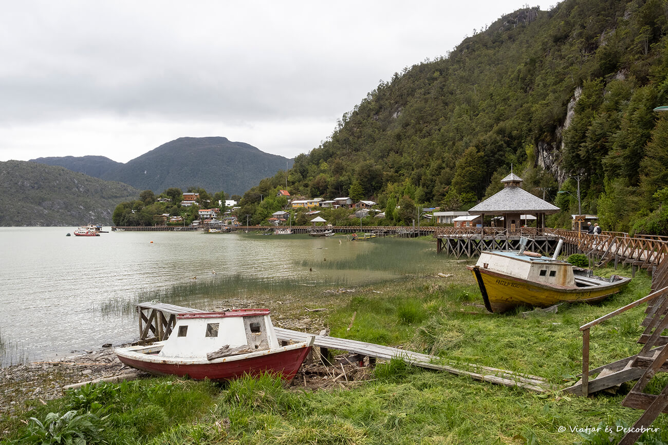 barcas y pasarelas de madera en Caleta Tortel en la parte final de la Carretera Austral