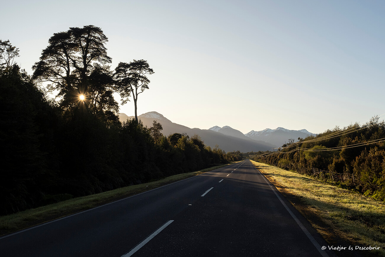 carretera por donde conducir durante una ruta por la Patagonia chilena