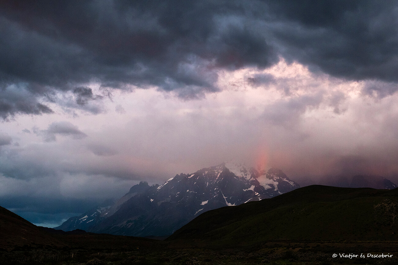 el paisaje de Torres del Paine durante una tarde lluviosa, una de las más bonitas imágenes que ver en la Patagonia chilena