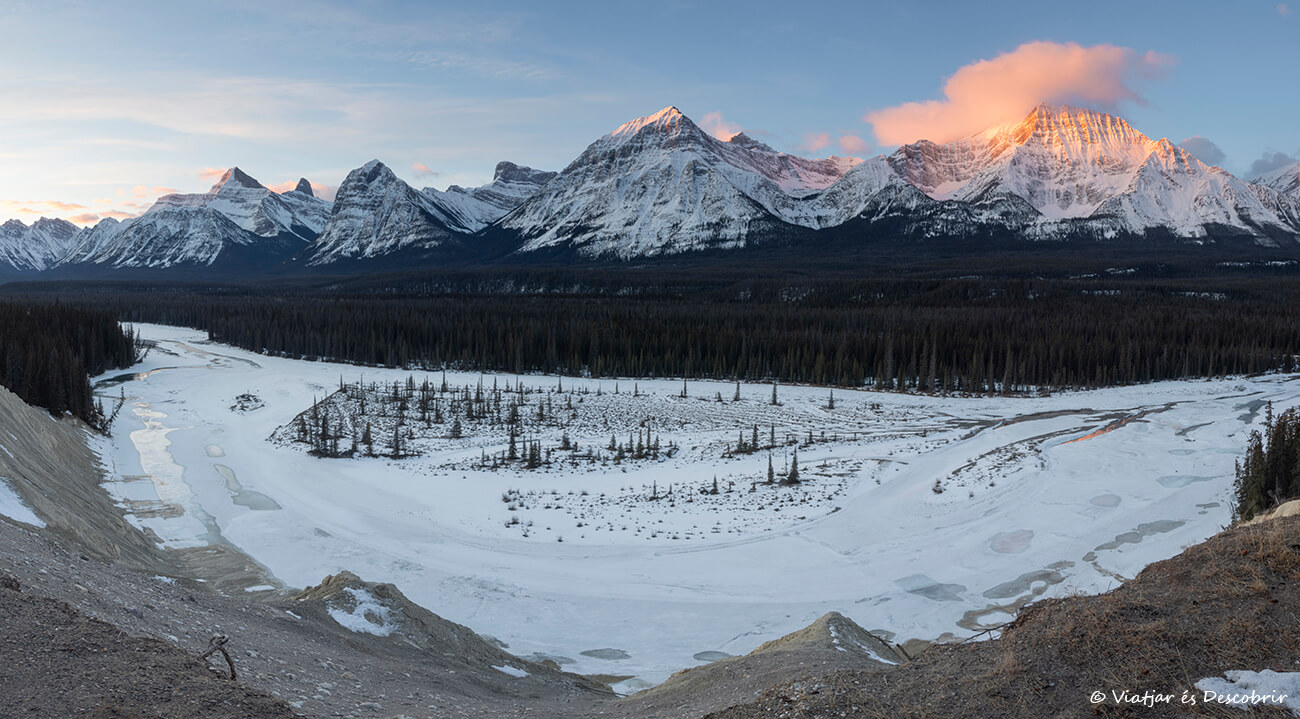 montañas de la Icefield Parkway nevadas y con el sol iluminando los picos al amanecer