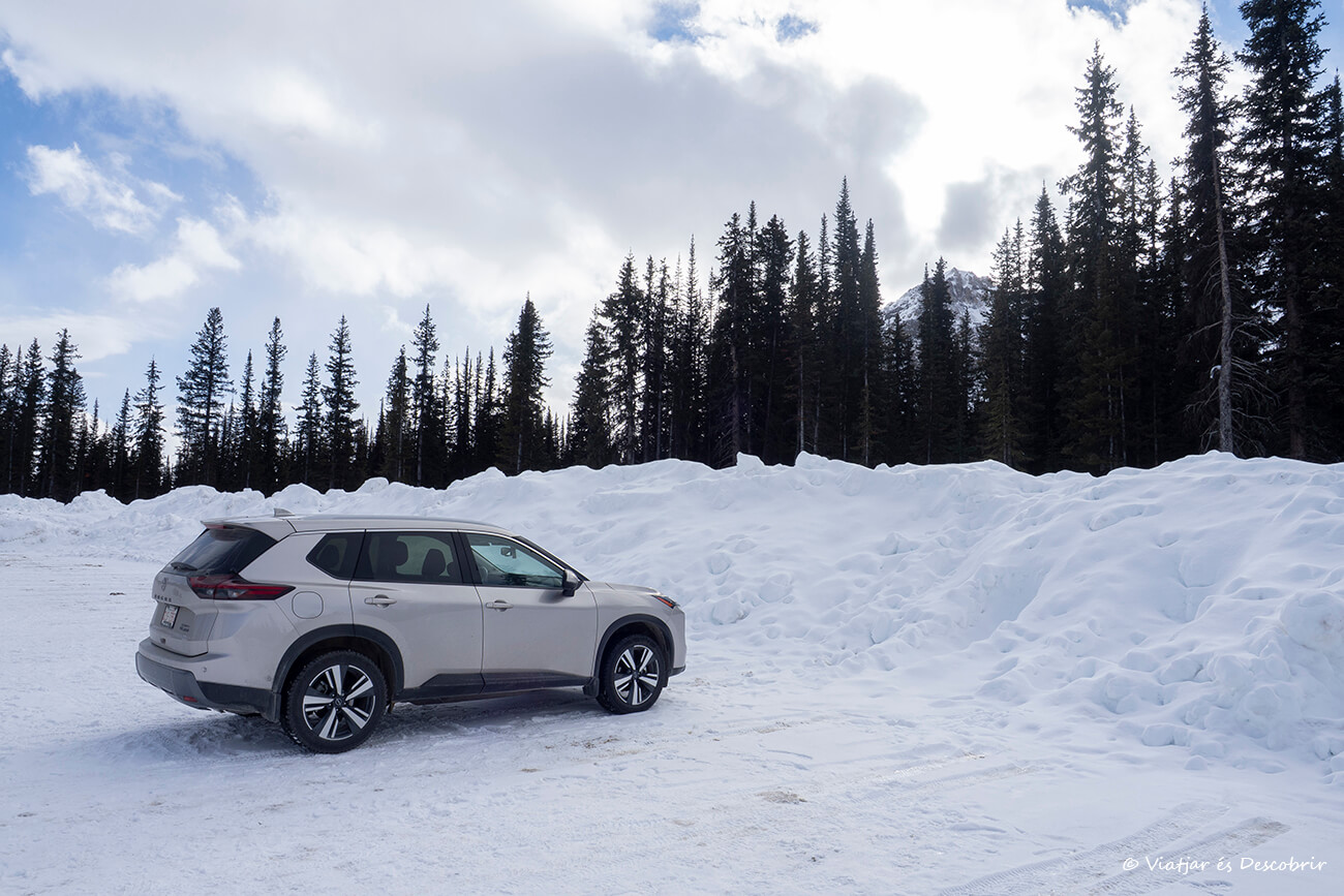 coche de alquiler con ruedas de nieve para viajar a Canadá en invierno con seguridad