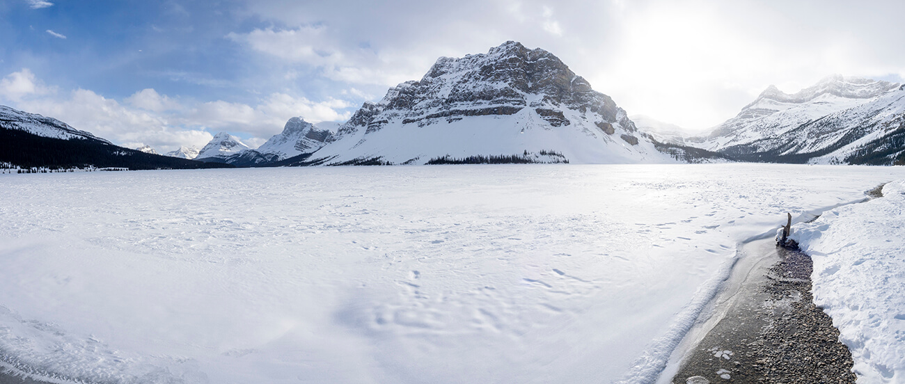 el Bow Lake congelado y con una capa de nieve cubriendo todo el lago en el Parque Nacional Banff en invierno