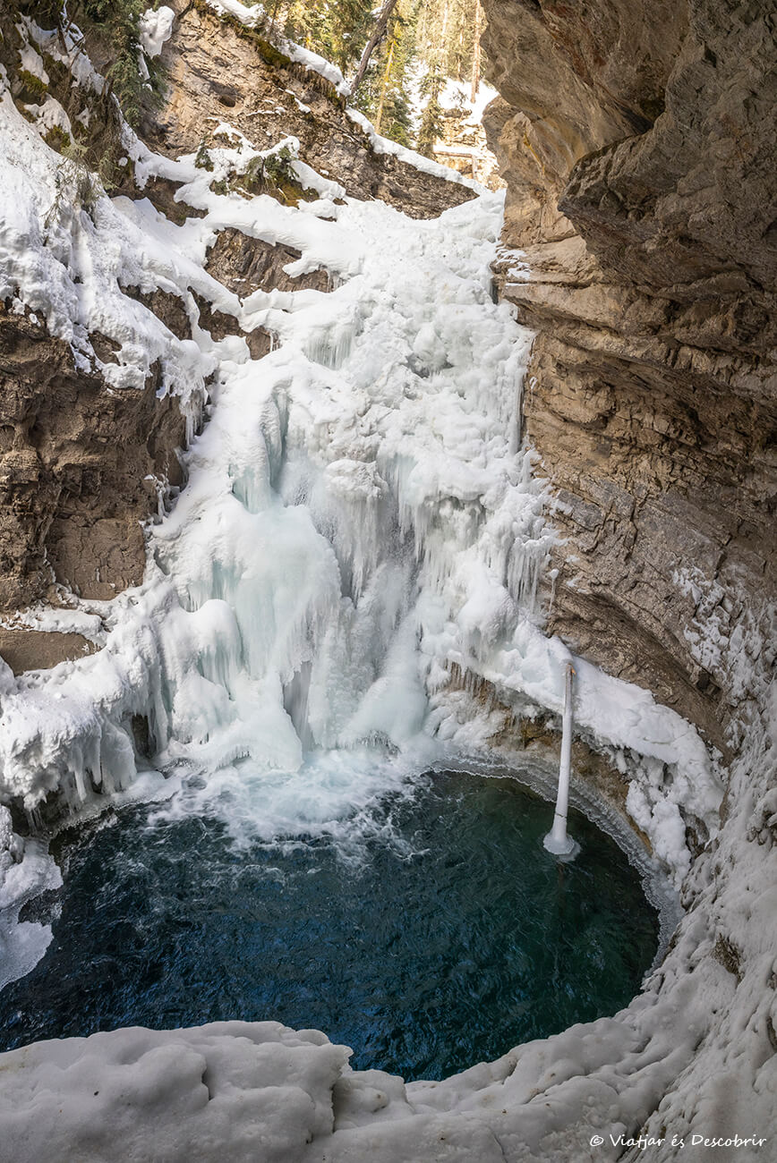 las Lower Falls del Johnston Canyon en invierno