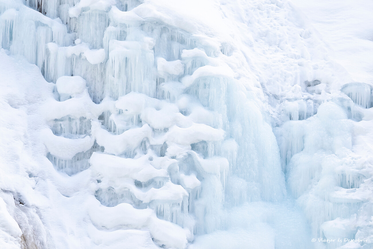 detalles de las cascadas congeladas en el Parque Nacional Banff