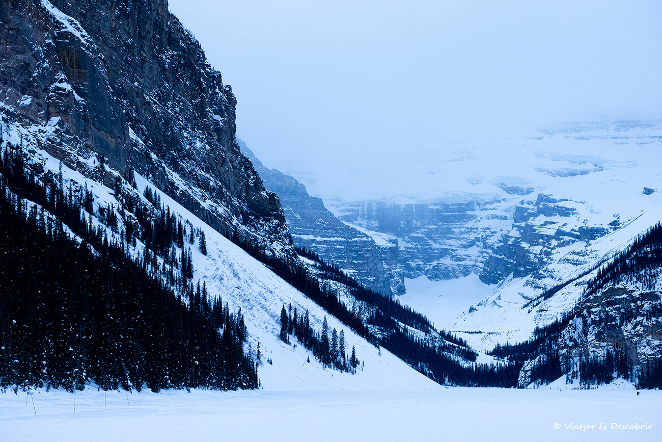 Lake Louise congelado al viajar a Canadá en invierno