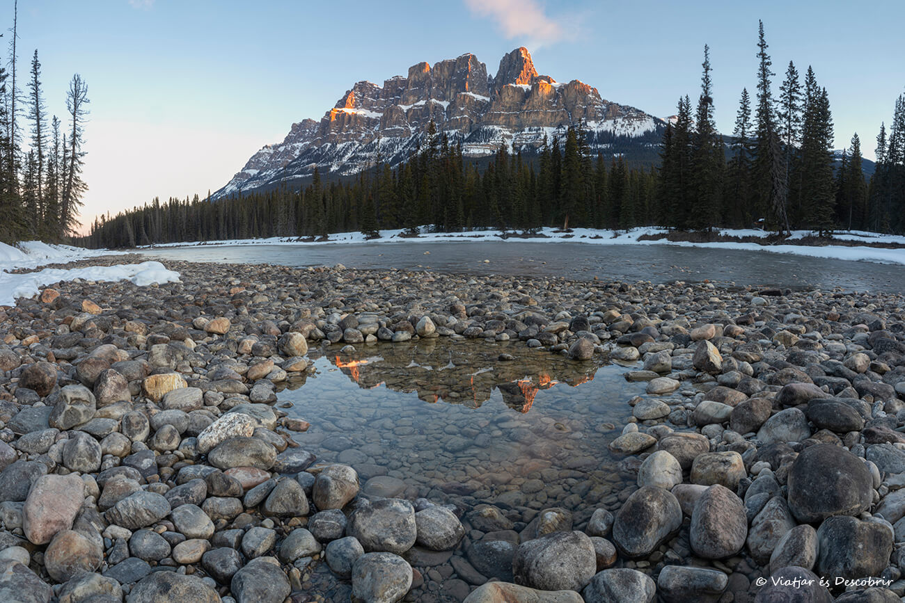 la Castle Mountain fotografiada des del río Bow en un amanecer de invierno en Canadá