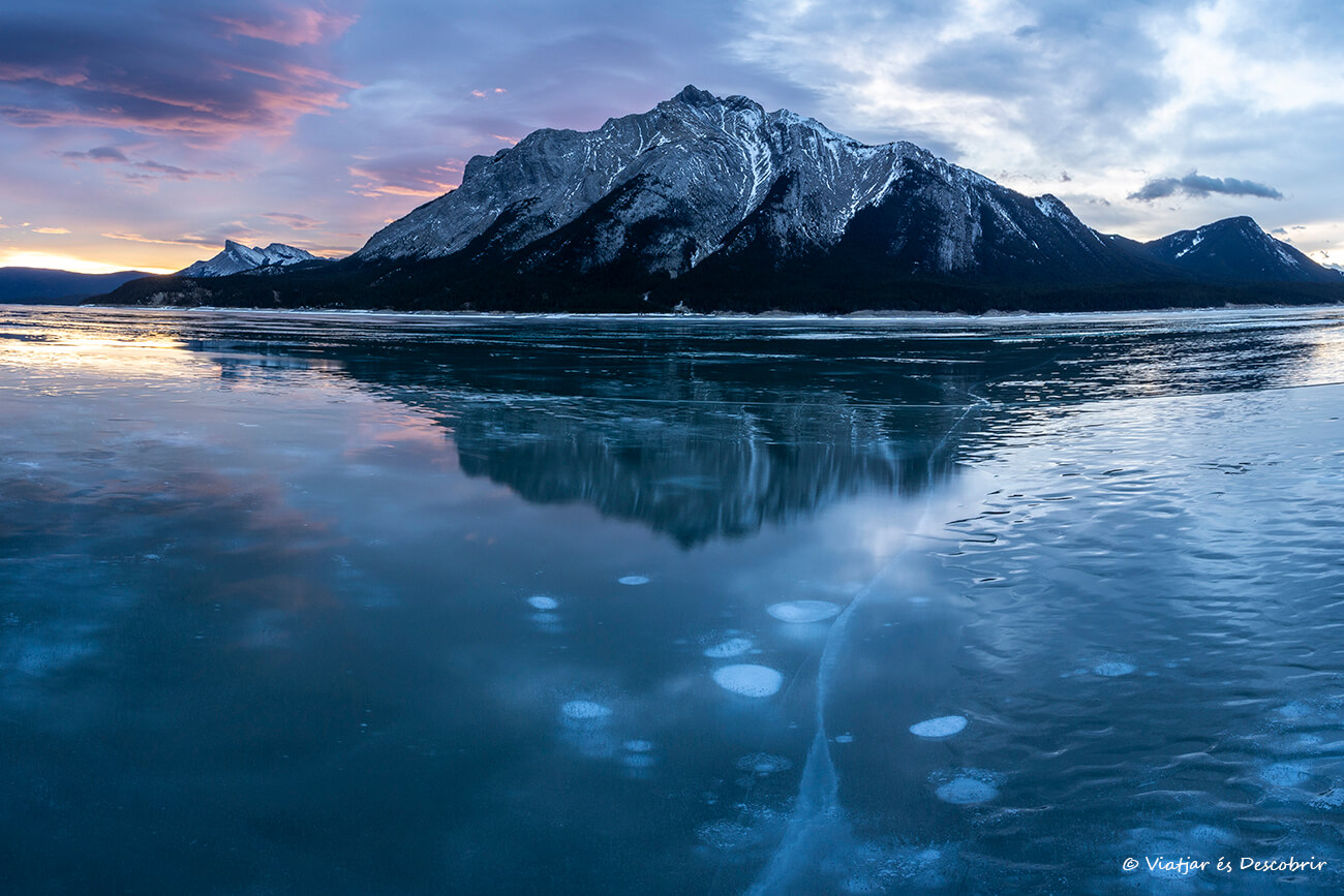 amanecer en el Abraham Lake con el lago congelado