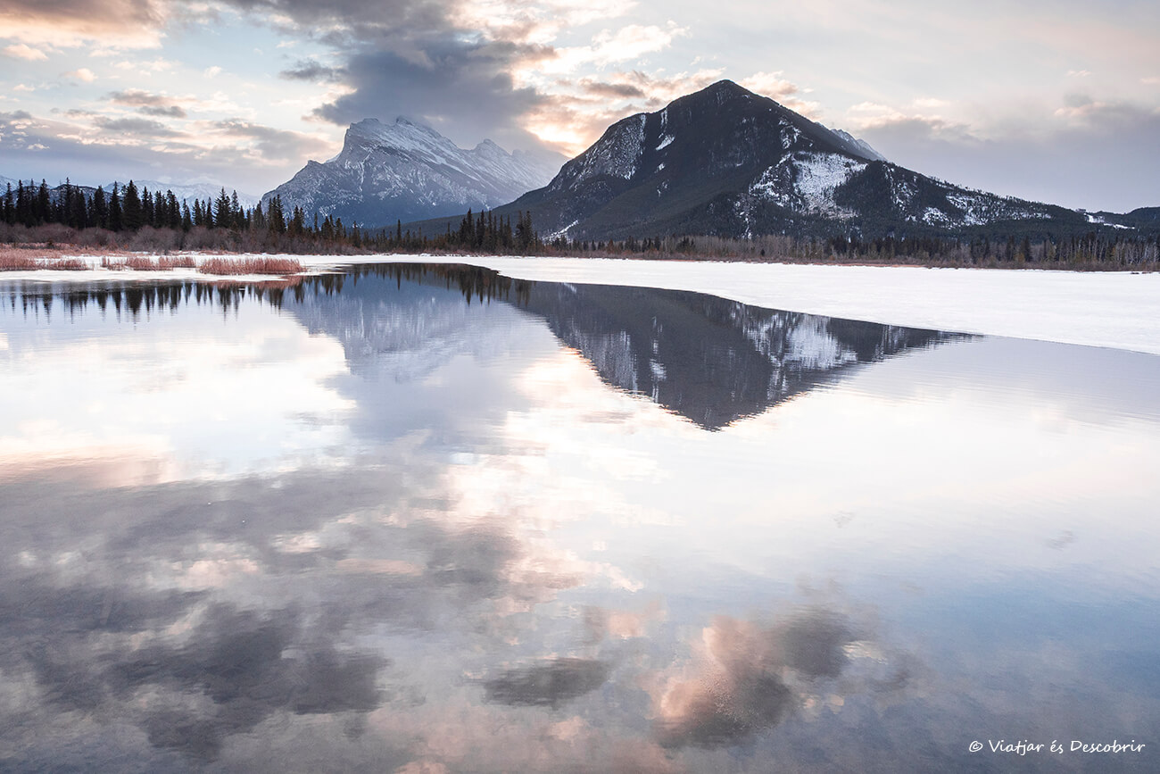 atardecer en los Vermilion Lakes en un pequeño tramo sin congelar