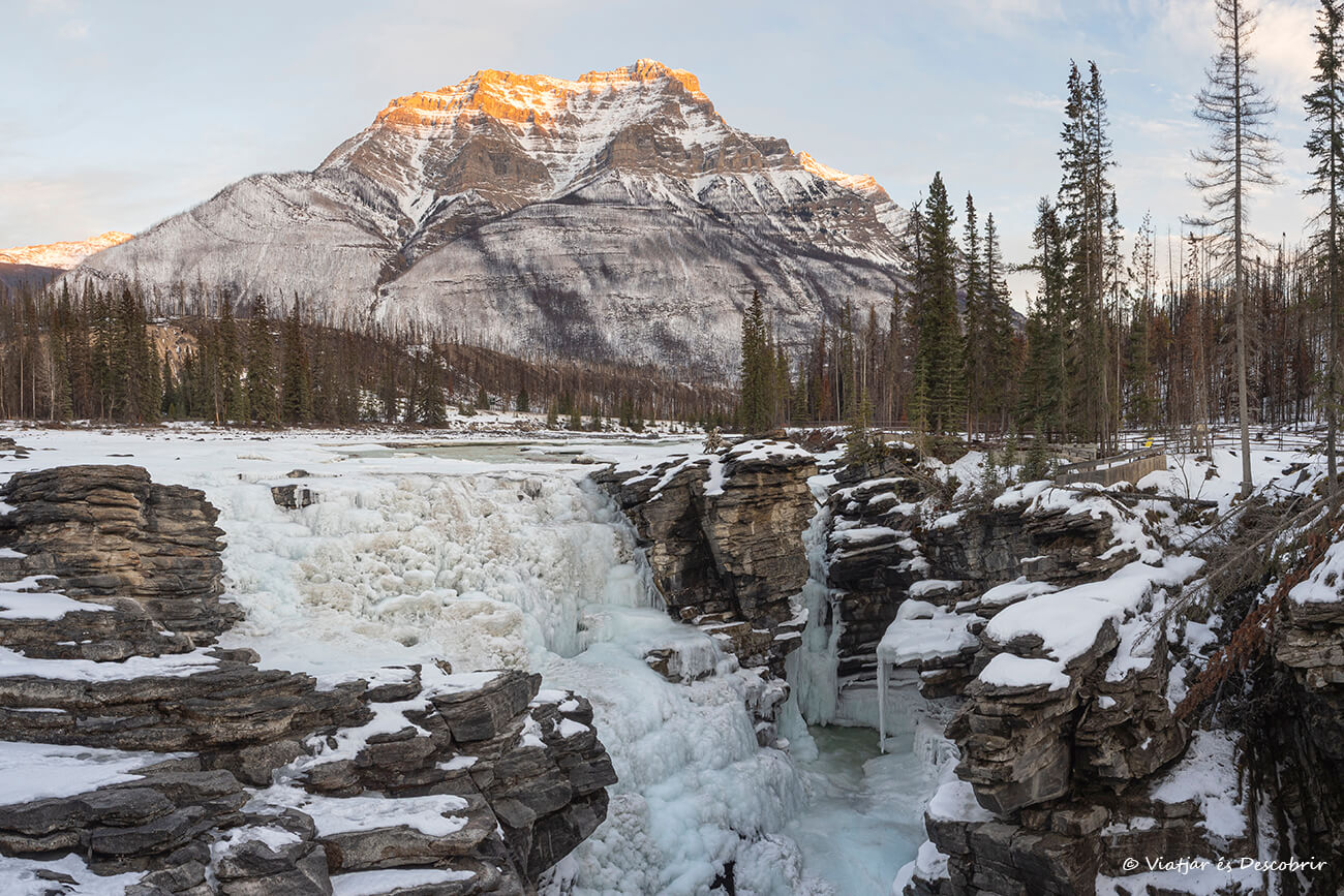 atardecer en las Athabasca Falls con las cascadas congeladas en invierno