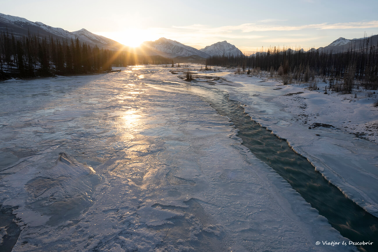 amanecer en el río Athabasca en Jasper