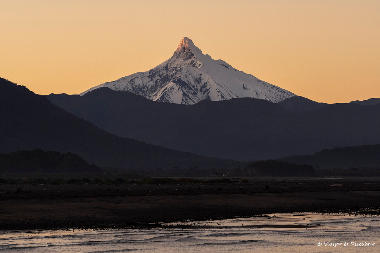 volcán Corcovado fotografiado desde Chaitén durante el atardecer