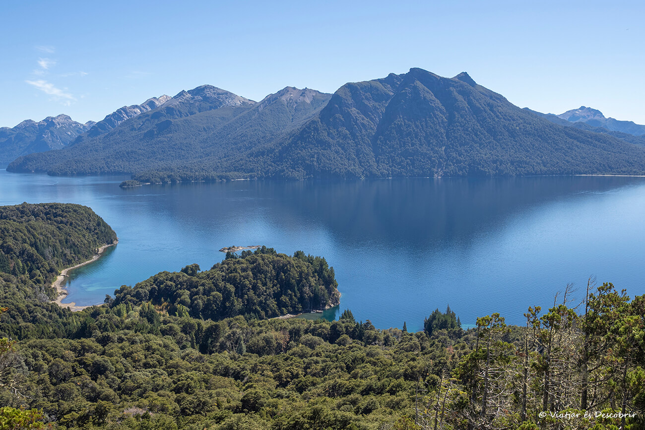 lago Nahuel Huapi a inicios de otoño fotografiado desde el mirador Llao Llao en el Circuito Chico de Bariloche