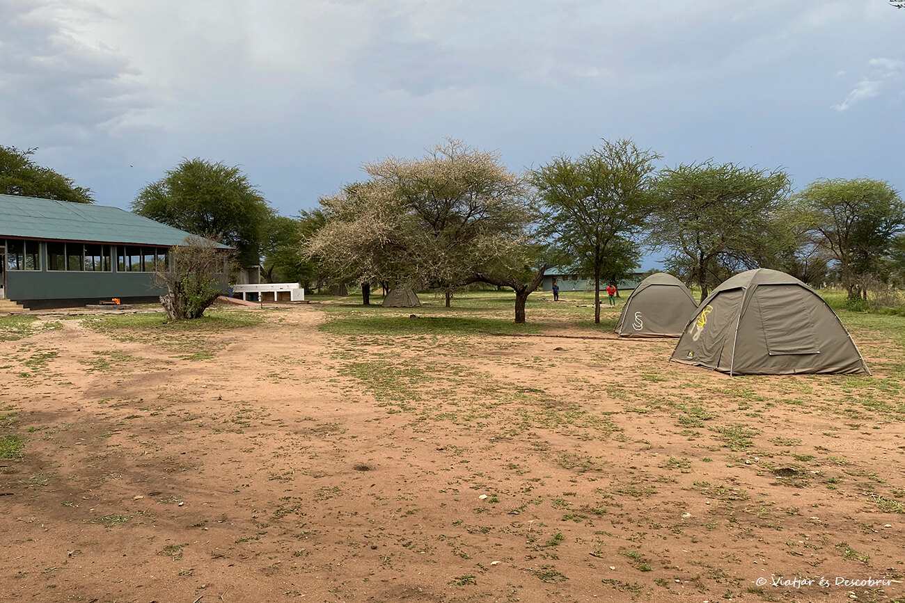 camping donde dormir durante un safari en grupo en Tanzania de bajo presupuesto