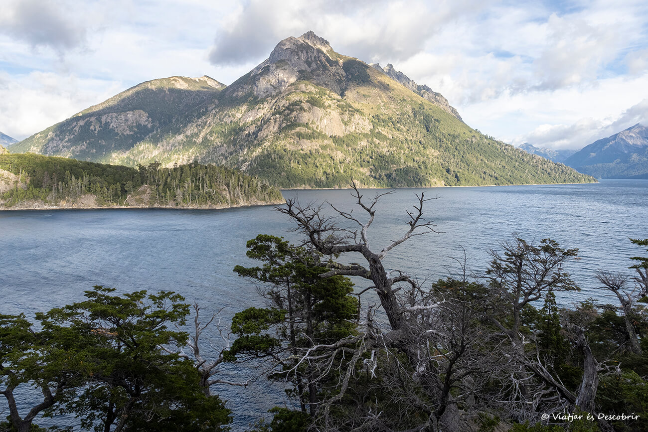 vistas de un paisaje típico de montaña del norte de la Patagonia en el mirador Bahía Lopez del Circuito Chico