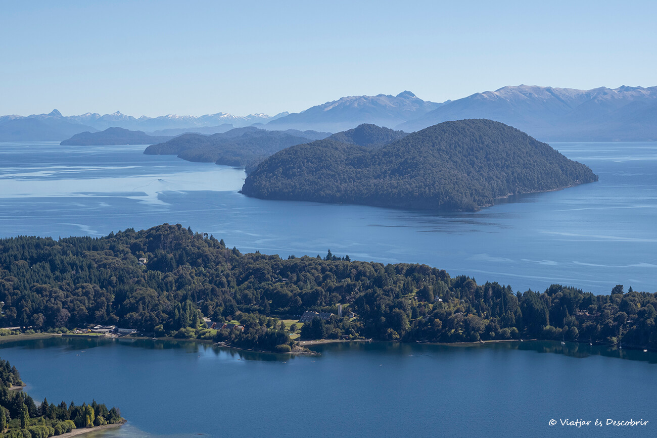 una imagen típica de la Patagonia desde Cerro Campanario al inicio del Circuito Chico