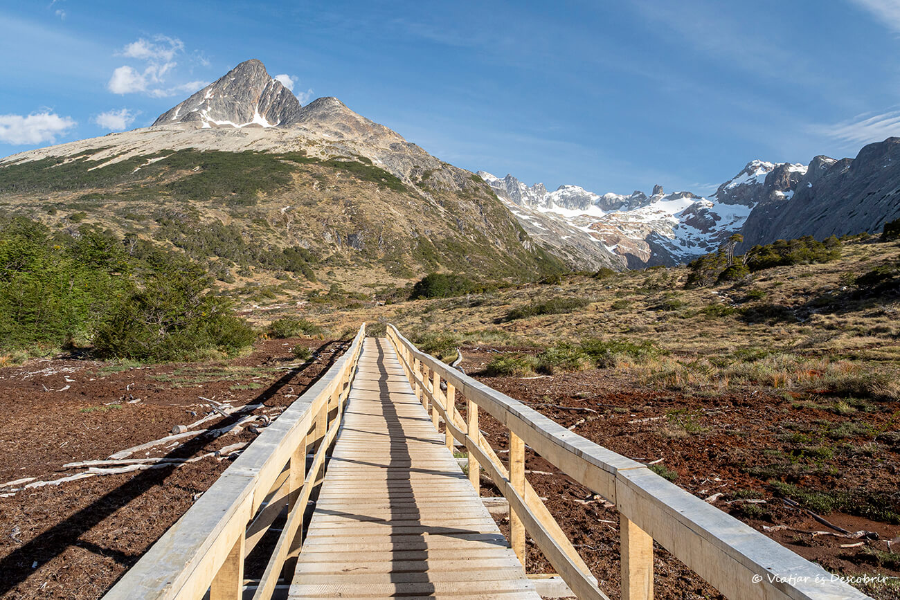 parte del trekking a la Laguna Esmeralda en un tramo en el que hay una pasarela de madera
