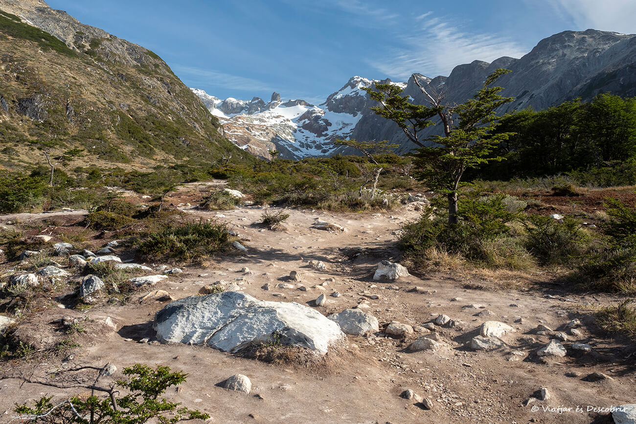 camino de la parte final de la subida hasta la Laguna Esmeralda cerca de Ushuaia en un día de verano