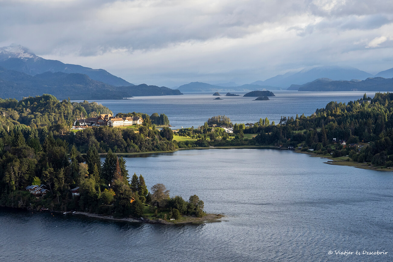 detalles de las casas y el lago en la península Llao Llao del Circuito Chico