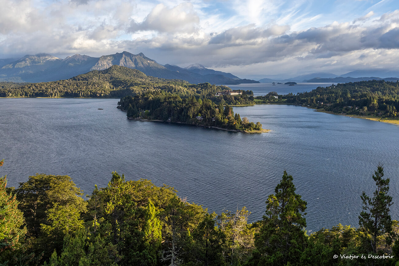 lago del Circuito Chico de Bariloche durante un amanecer bastante nublado