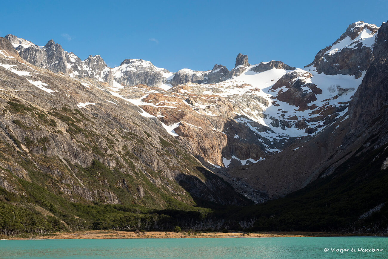 vista de la Laguna Esmeralda en Ushuaia y las montañas que la rodean