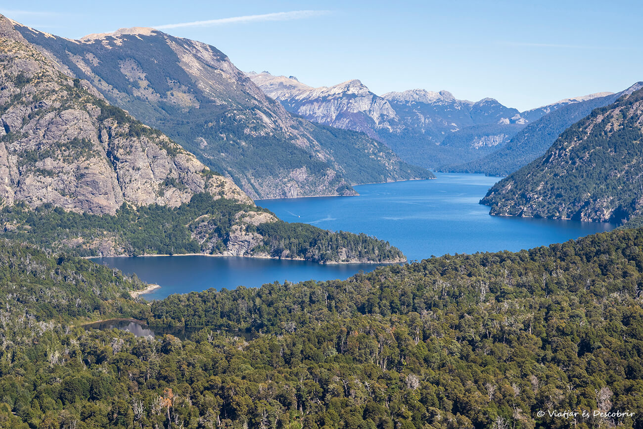 paisaje de montañas y lagos en un mirador del Circuito Chico de Bariloche
