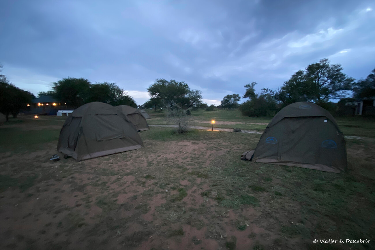 anochecer en el camping del interior del Serengeti