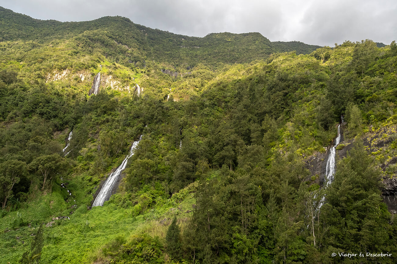 paisaje al que solo se puede llegar si se decide alquilar un coche en la isla Reunión