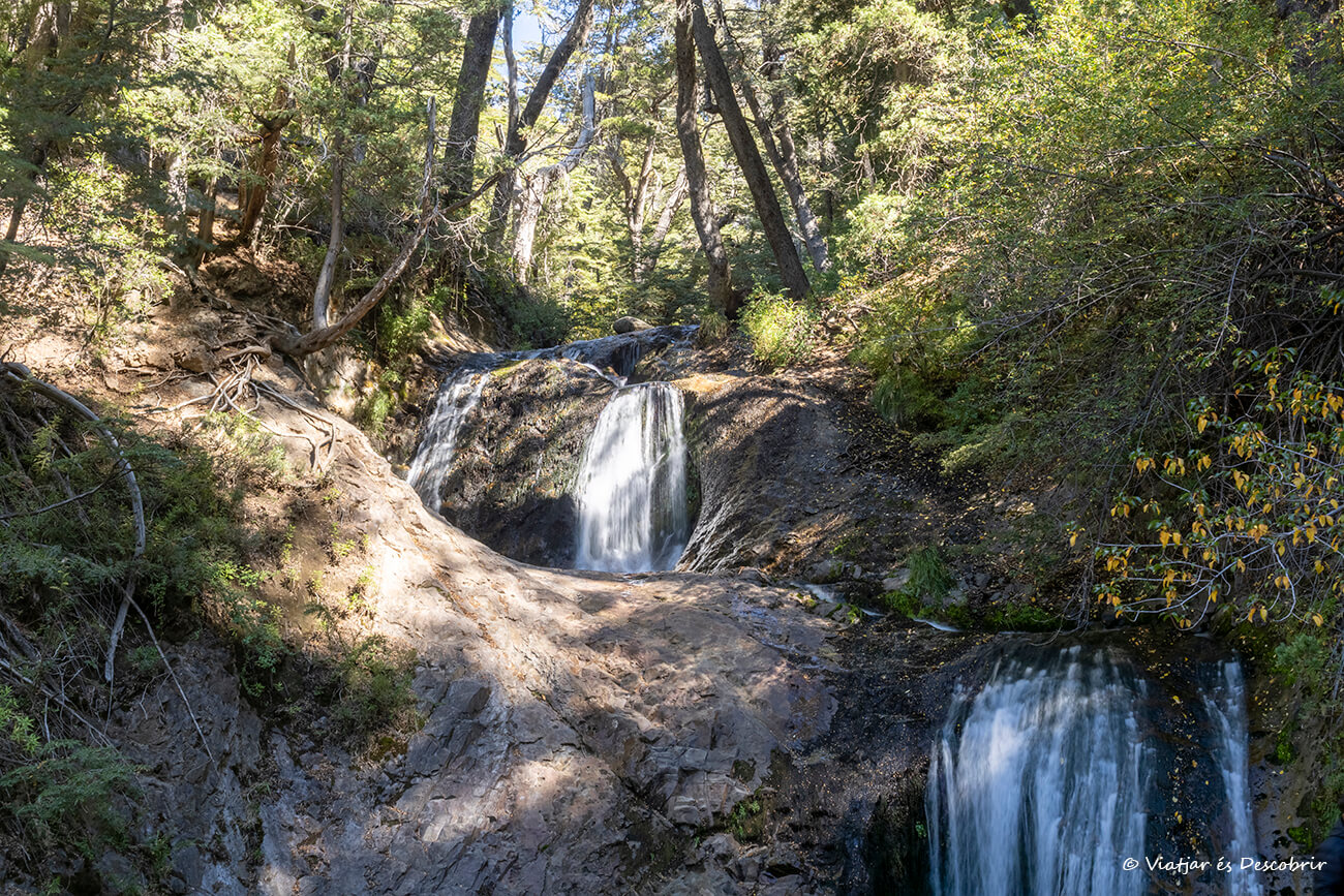 pequeña cascada los Duendes cerca del Lago Gutiérrez dentro del Parque Nacional Nahuel Huapi