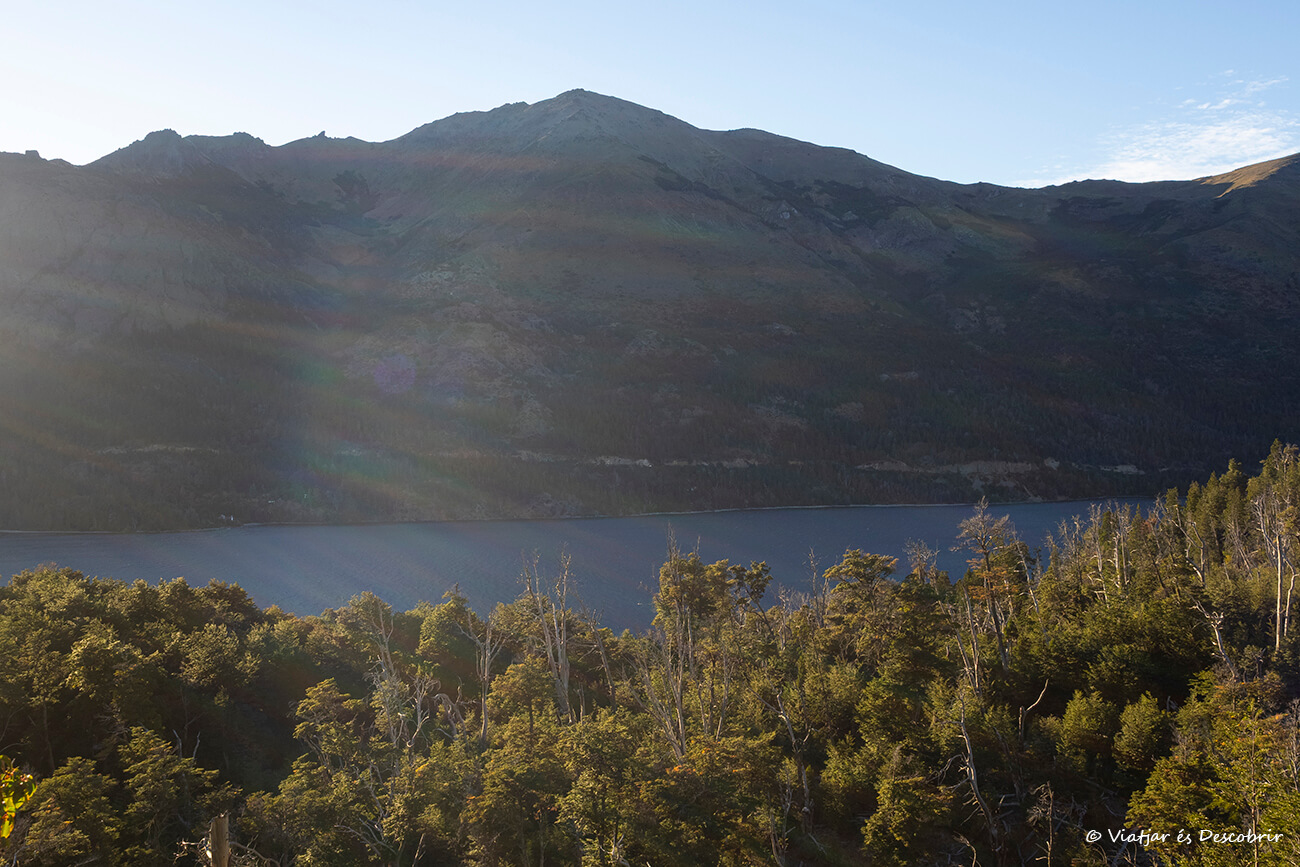 paisaje de montaña con lagos y bosques típicos de la Patagonia durante el trekking al refugio Frey