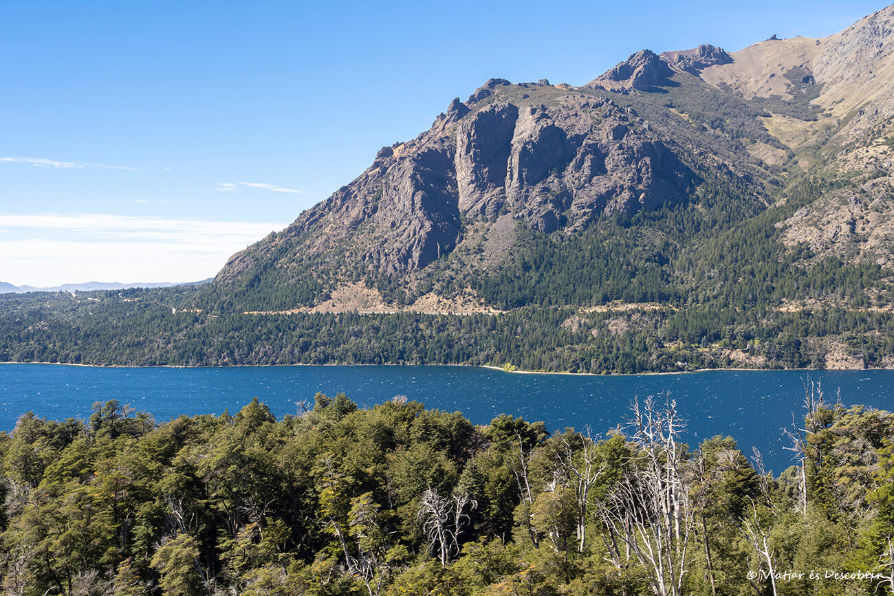 panorámica del Lago Gutiérrez durante la primera parte del sendero al refugio Frey