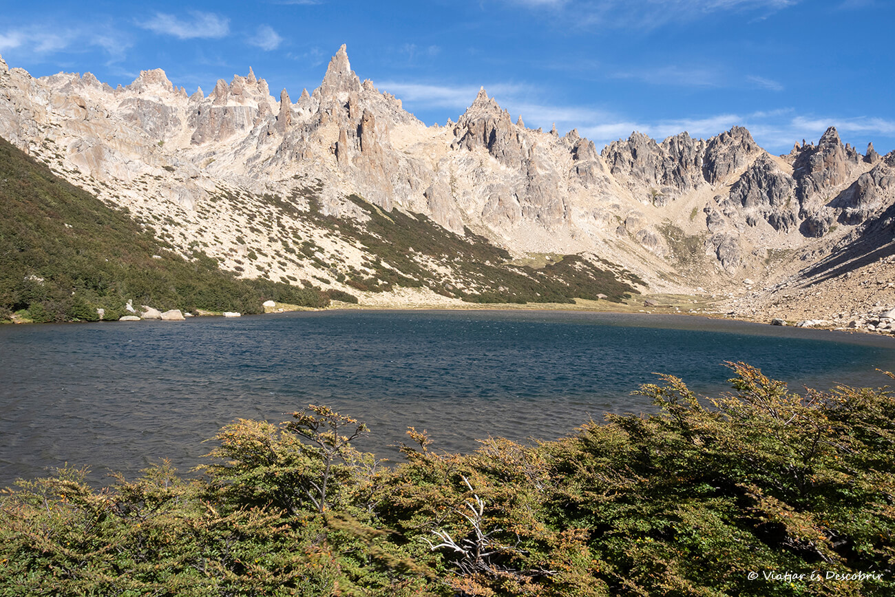 lago y agujas situadas delante del refugio Frey