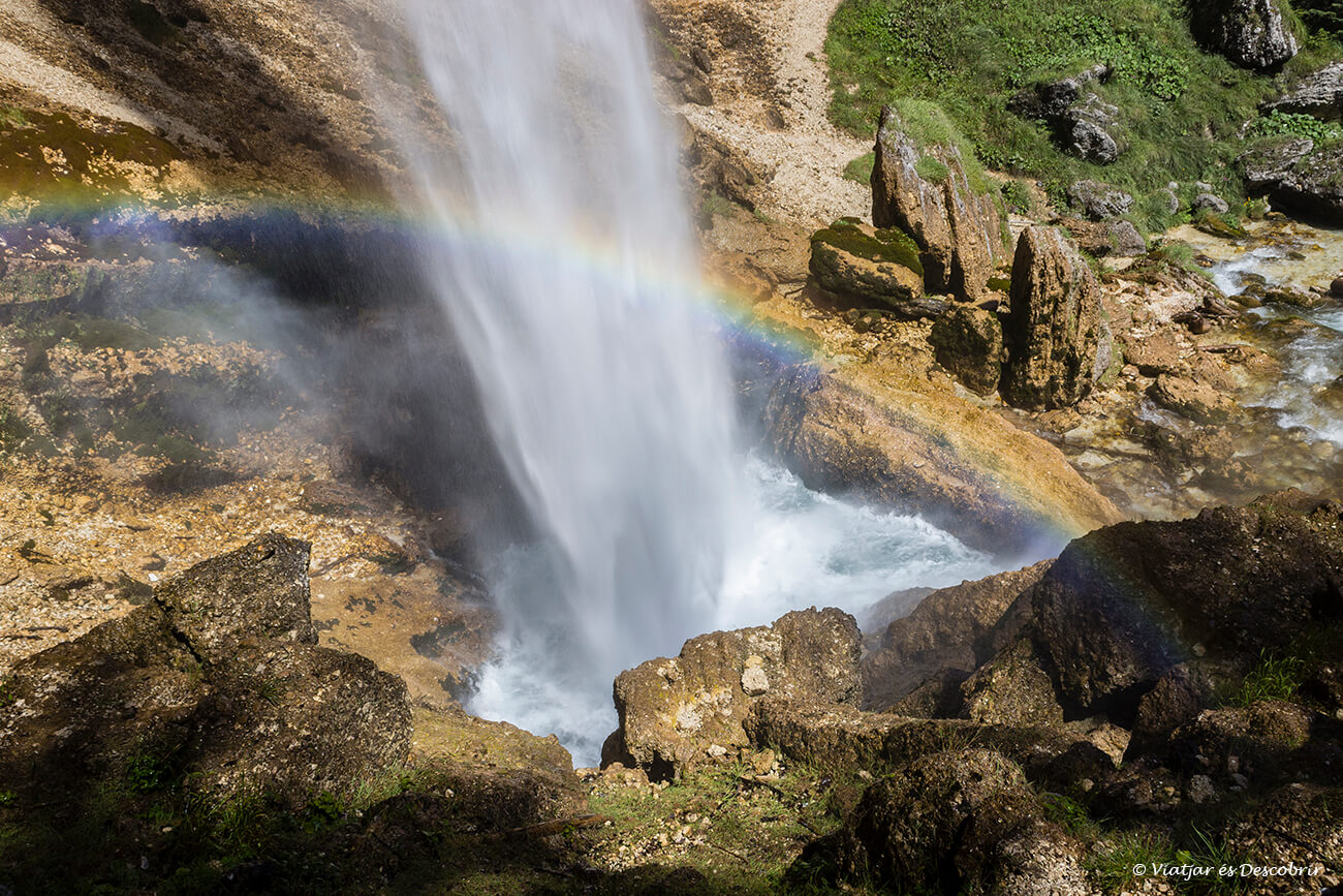 cascada en Eslovenia durante un viaje con eSIM europea