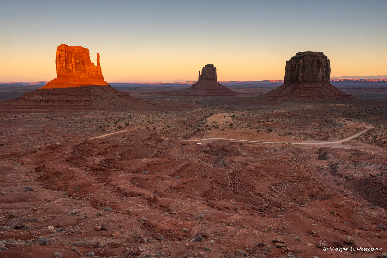 puesta de sol clásica en una ruta por el oeste de Estados Unidos