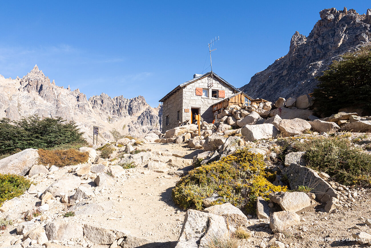 refugio frey rodeado de montañas del Parque Nacional Nahuel Huapi