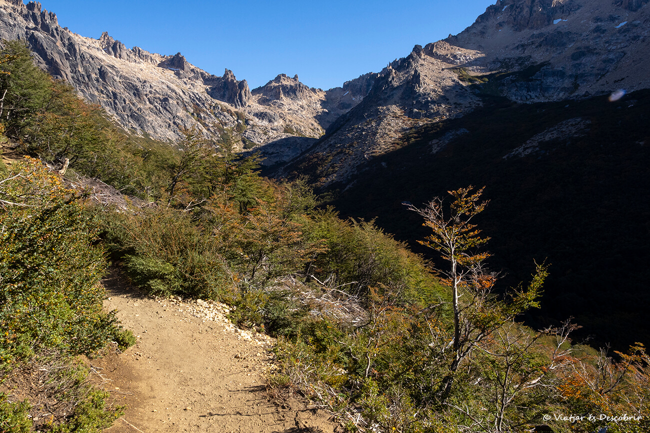 sendero de subida al refugio Frey con tonalidades del inicio del otoño en la Patagonia argentina