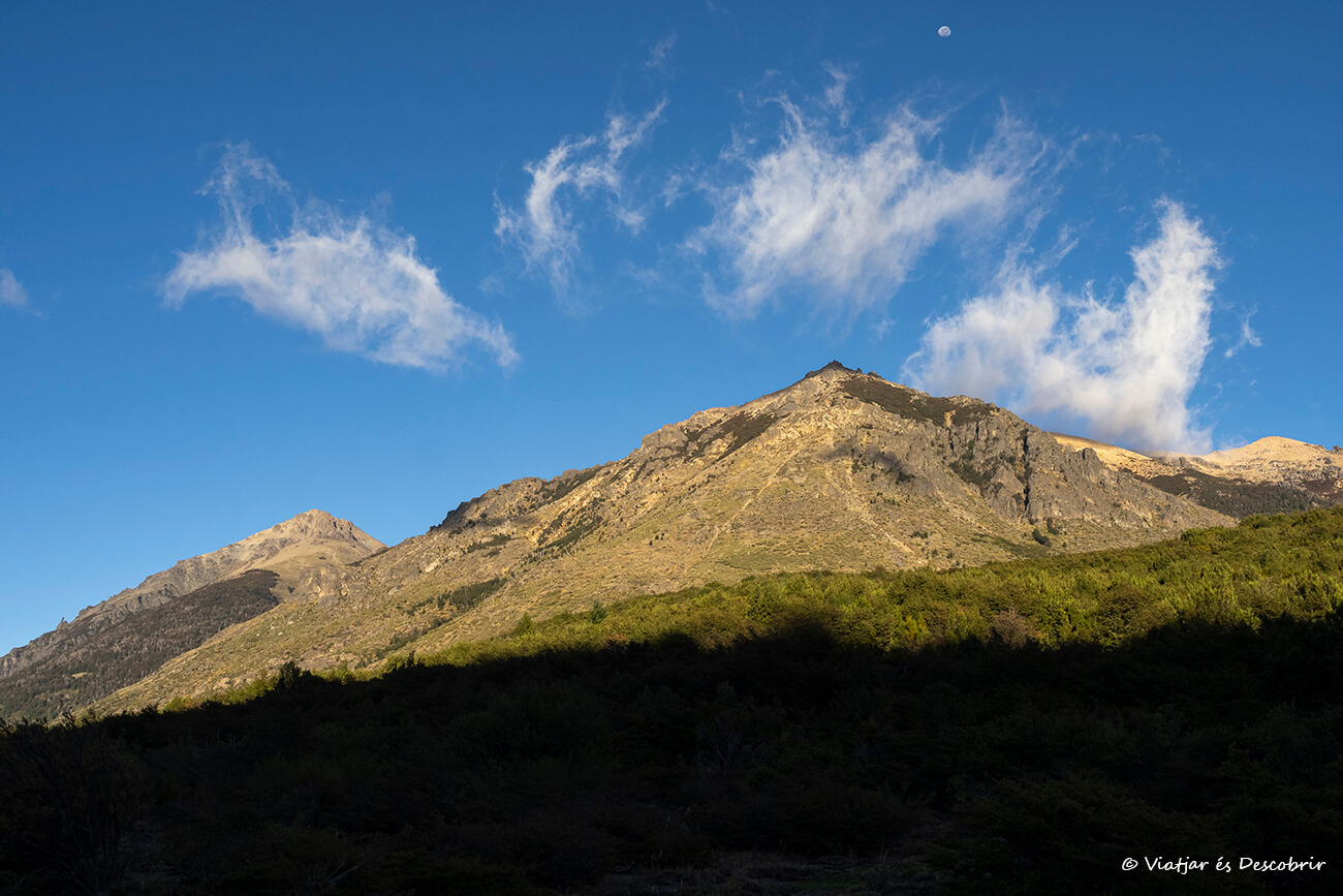 montañas por donde se pueden hacer rutas de senderismo de varios días y pasando por el refugio Frey