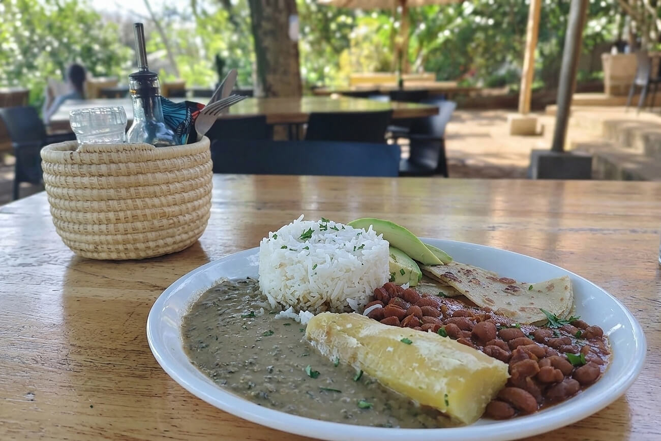 comida local en un restaurante en Uganda
