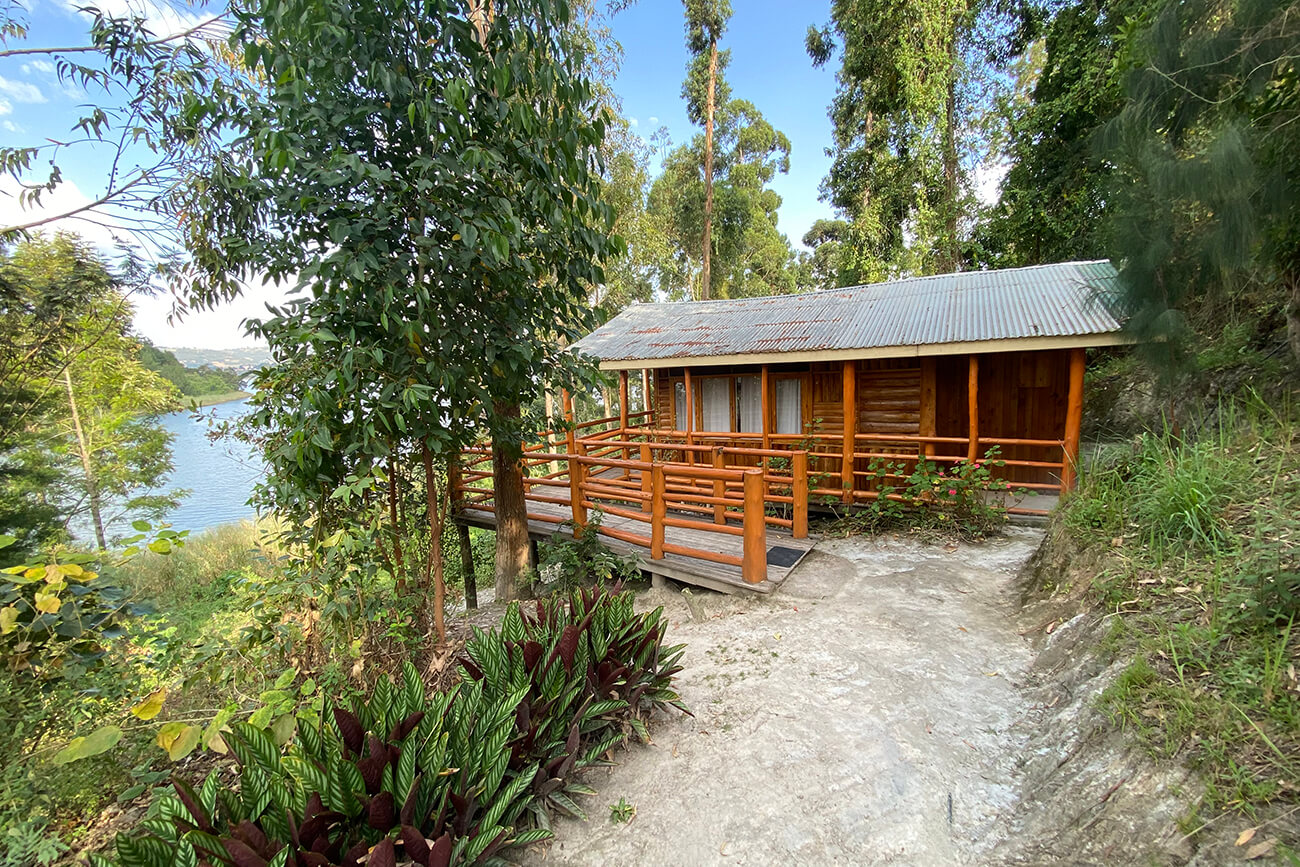 alojamiento rural en el Lago Bunyonyi un sitio ideal para relajarse y por el que merece la pena viajar a Uganda