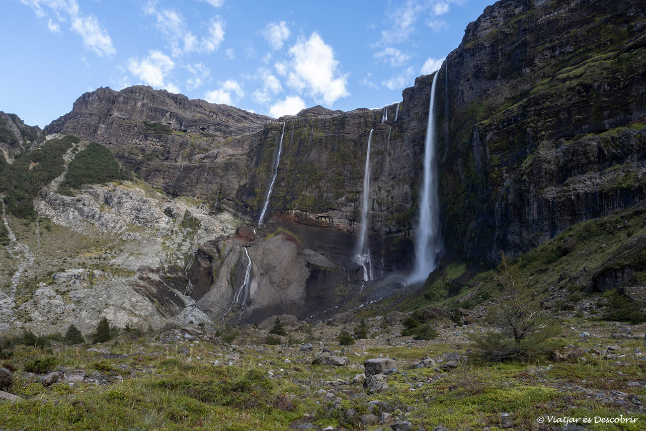 cascadas en el Cerro Tronador que es un destino para hacer una excursión de un día desde Bariloche