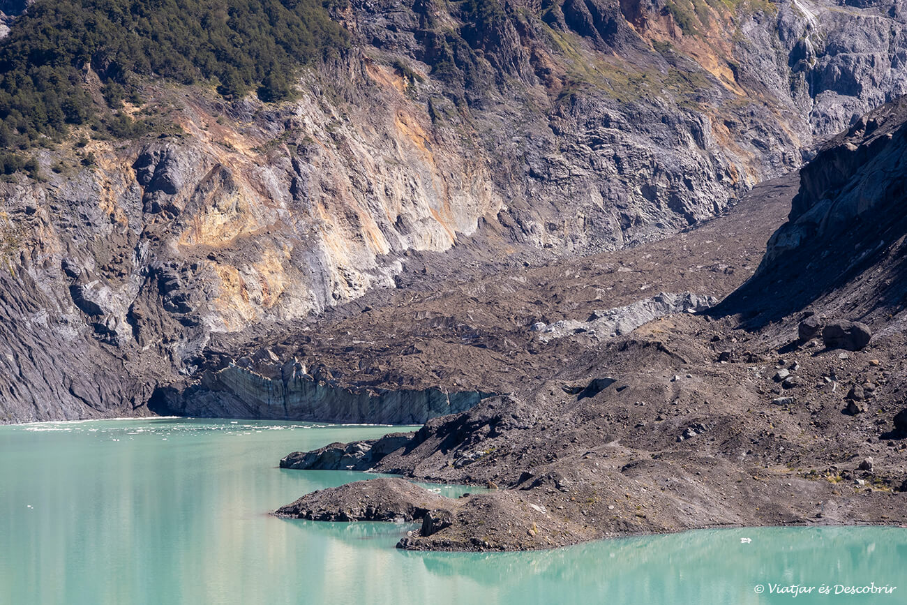 laguna y glaciar en la zona del Cerro Tronador que es uno de los lugares más impresionantes que ver en Bariloche
