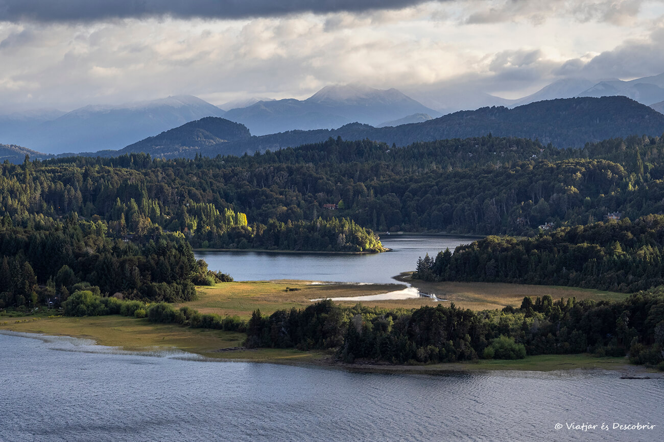 uno de los imprescindibles que hacer en Bariloche es conducir por la carretera panorámica del Circuito Chico para poder disfrutar de los bonitos paisajes de la Patagonia
