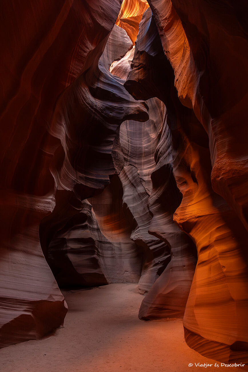 paisaje típico al visitar el Antelope Canyon en los Estados Unidos