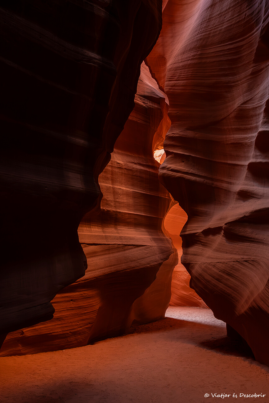 detalles de las paredes onduladas y de color naranja en el Antelope Canyon