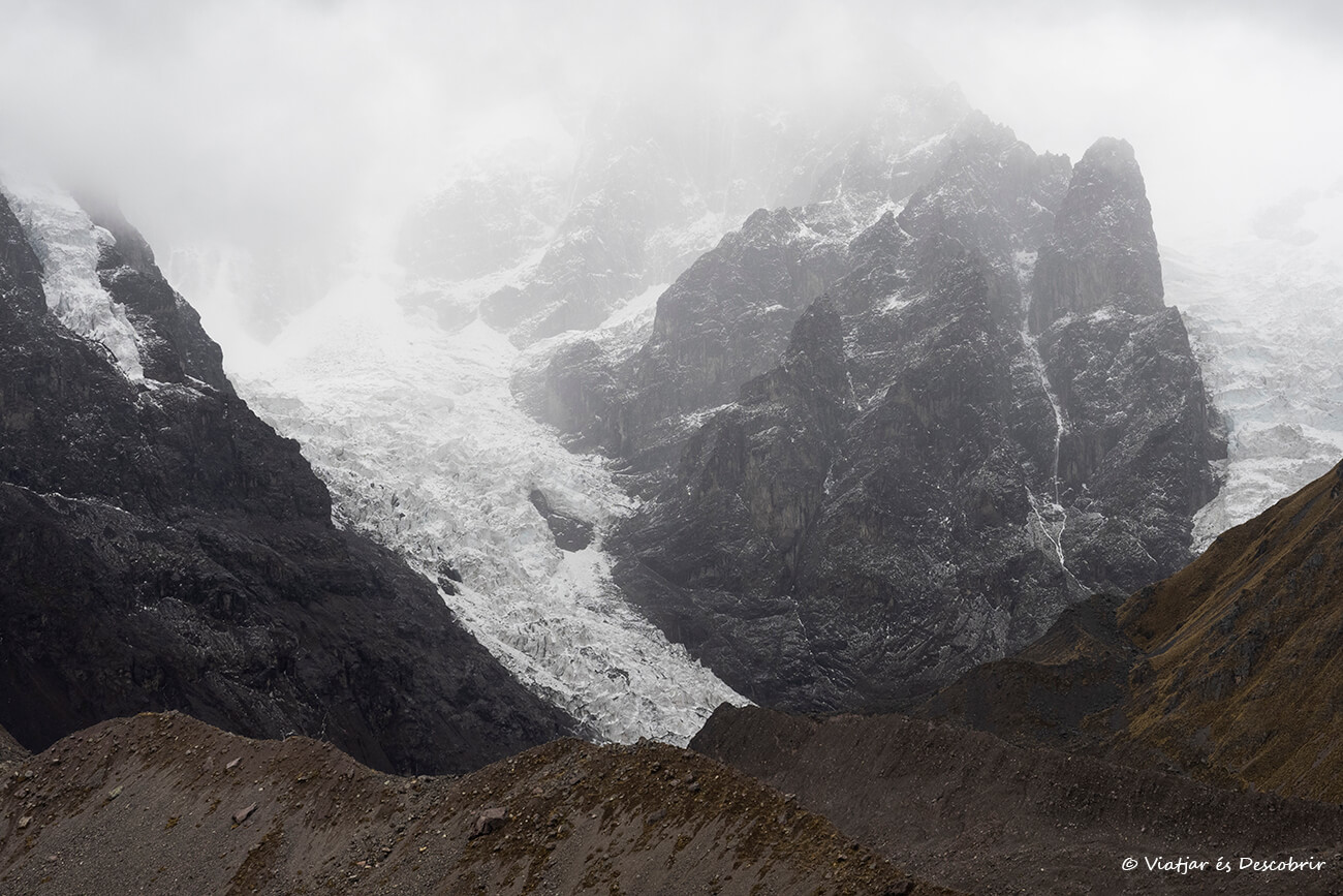 glaciar en el Ausangate durante un día de lluvia