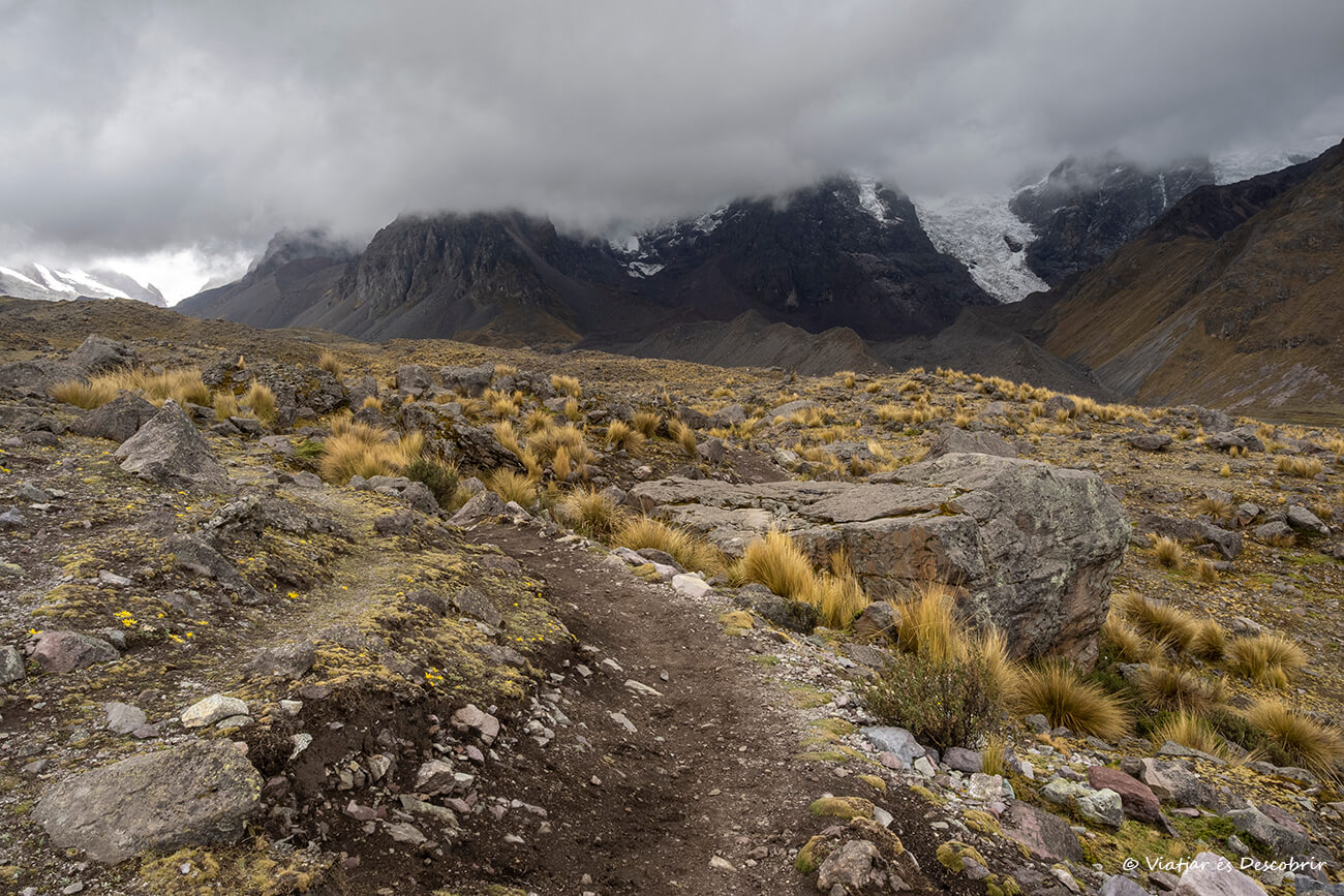 montañas nevadas en las 7 Lagunas de Ausangate