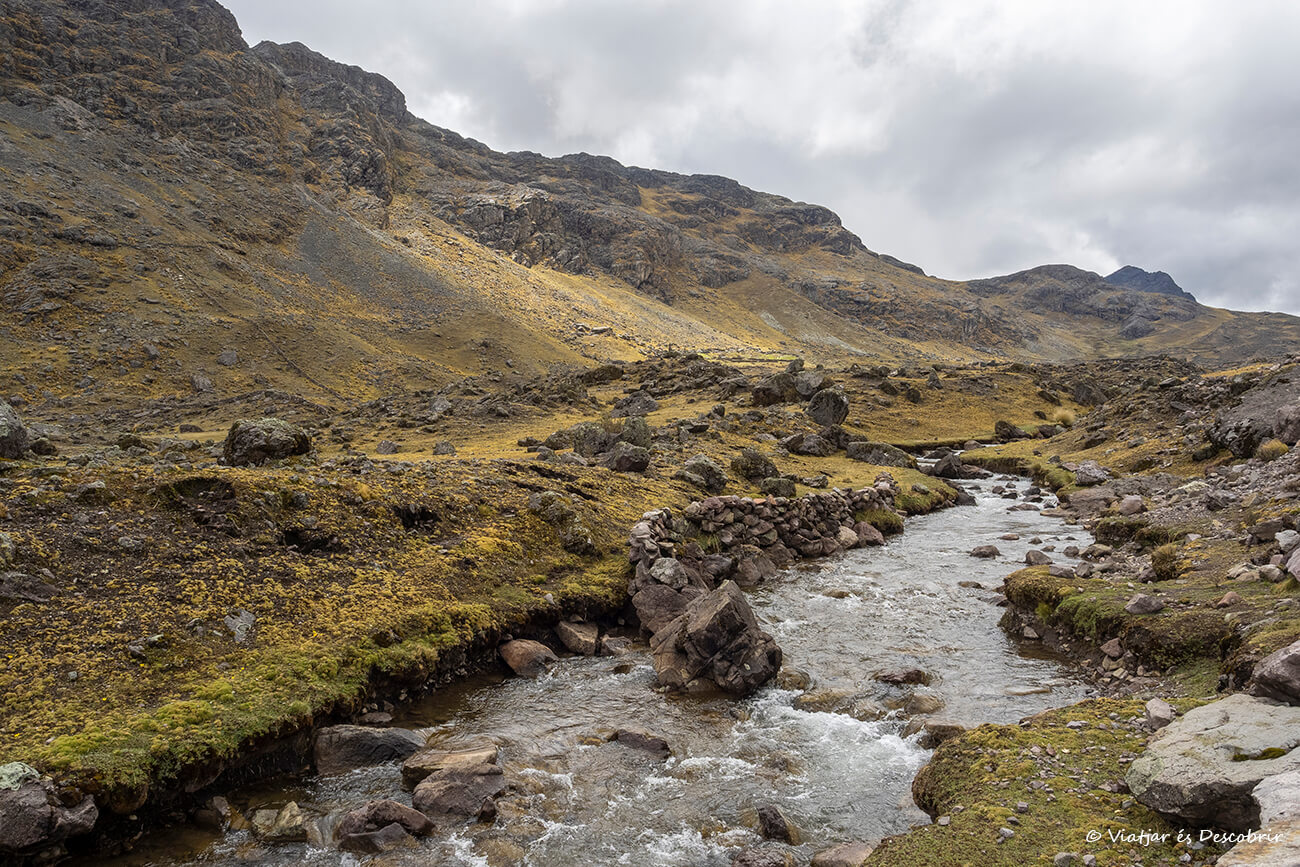 paisaje de montaña durante el tour a las 7 Lagunas de Ausangate desde Cusco