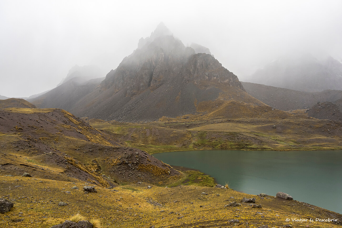 una de las lagunas turquesa del trekking a las 7 Lagunas de Ausangate durante un día de lluvia en Perú